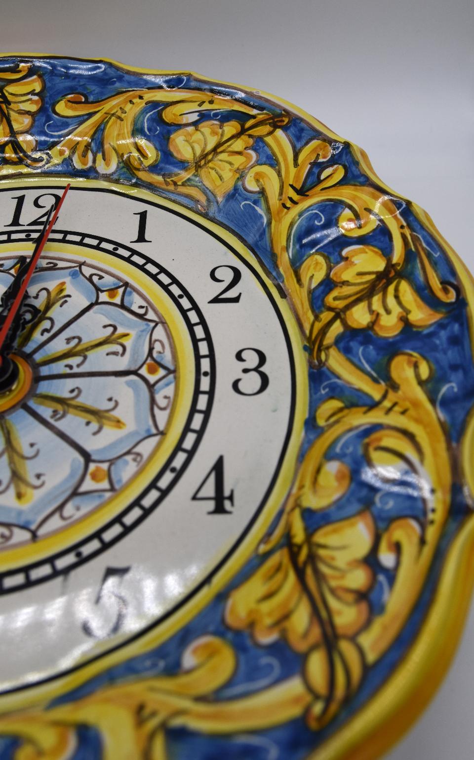 Orologio da parete in ceramica smerlato decoro blu con ornato giallo Produzione artigianale di Santo Stefano di Camastra Diametro 30cm