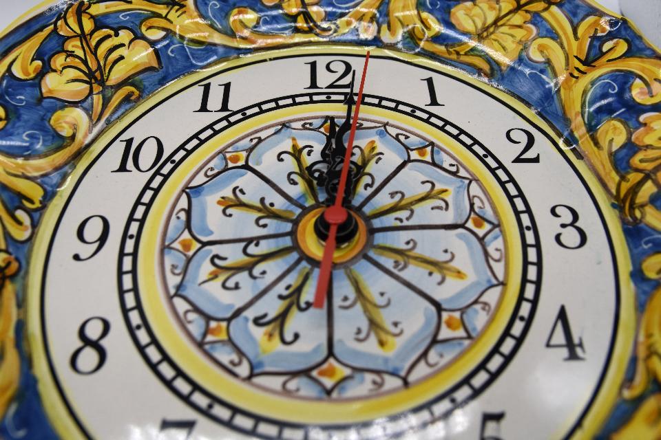 Orologio da parete in ceramica smerlato decoro blu con ornato giallo Produzione artigianale di Santo Stefano di Camastra Diametro 30cm