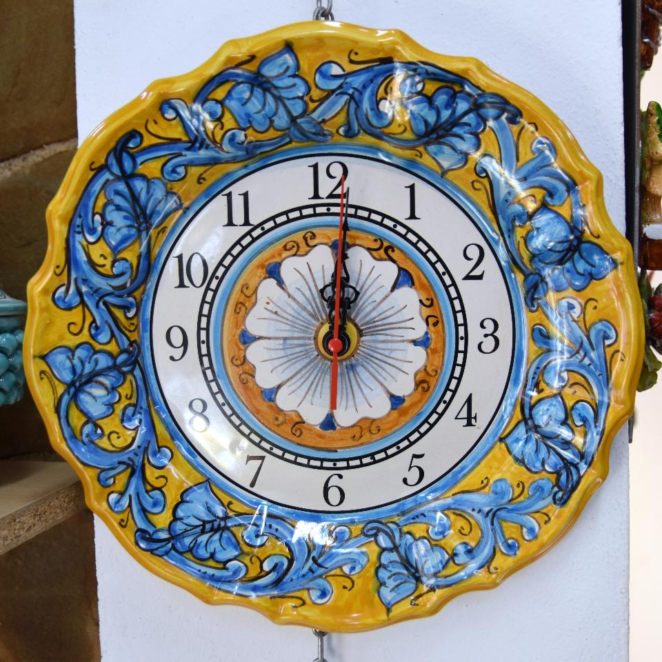 Orologio da parete in ceramica smerlato Produzione artigianale di Santo Stefano di Camastra Diametro 30cm