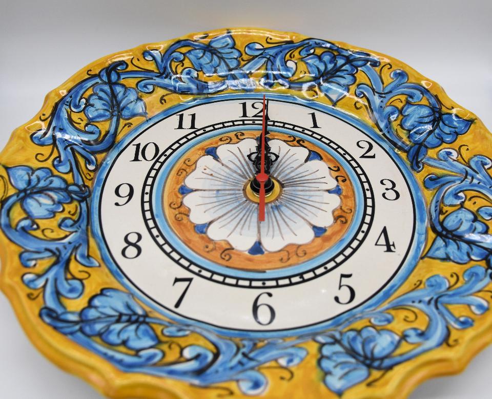 Orologio da parete in ceramica smerlato Produzione artigianale di Santo Stefano di Camastra Diametro 30cm