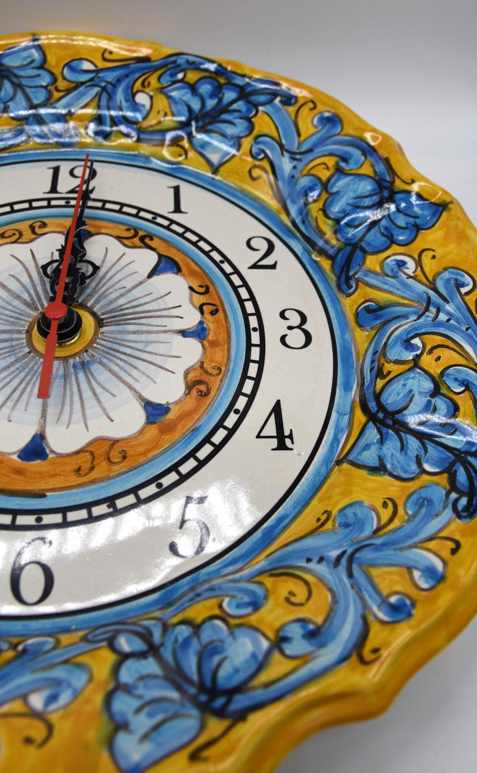 Orologio da parete in ceramica smerlato Produzione artigianale di Santo Stefano di Camastra Diametro 30cm