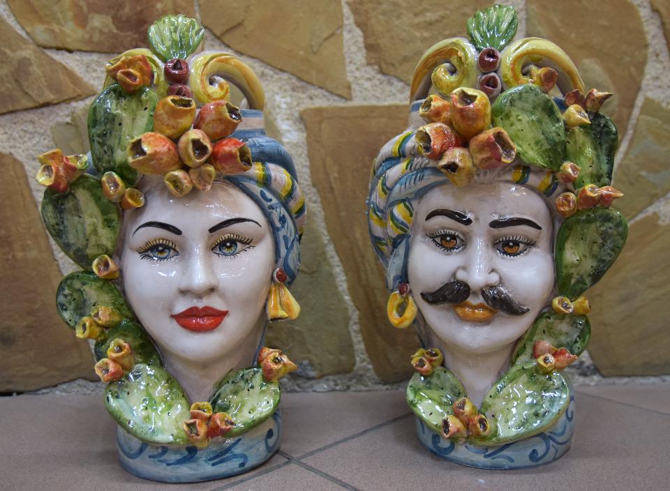 Coppia teste di moro con fichi d'india decoro azzurro e giallo Produzione artigianale di Caltagirone h.30cm
