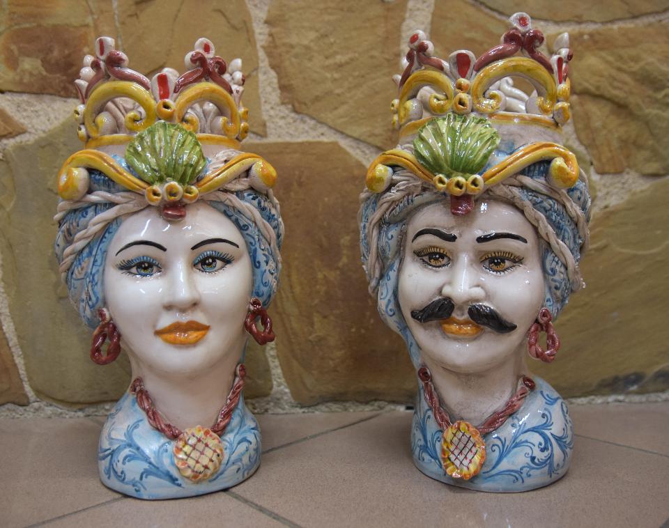 Coppia teste di moro con corona e turbante decoro celeste Produzione artigianale di Caltagirone h.30cm