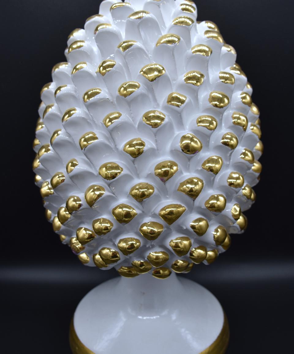Pigna siciliana in ceramica bianca decoro in oro zecchino Produzione artigianale di Caltagirone  h.30 cm