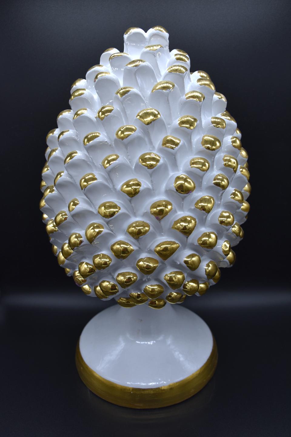 Pigna siciliana in ceramica bianca decoro in oro zecchino Produzione artigianale di Caltagirone  h.30 cm