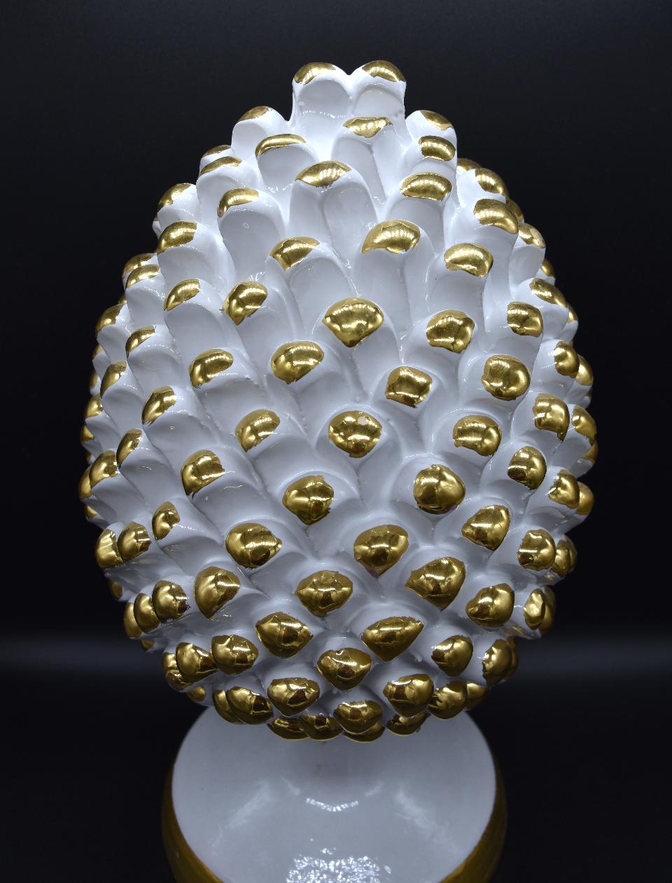 Pigna siciliana in ceramica bianca decoro in oro zecchino Produzione artigianale di Caltagirone  h.30 cm