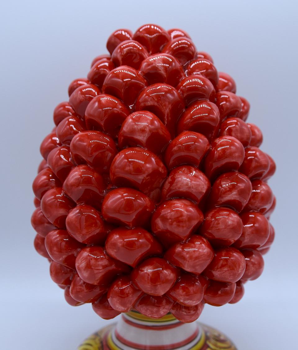 Pigna siciliana in ceramica colore rosso h.20 cm Produzione artigianale di Caltagirone con base decorata