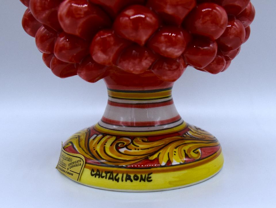 Pigna siciliana in ceramica colore rosso h.20 cm Produzione artigianale di Caltagirone con base decorata