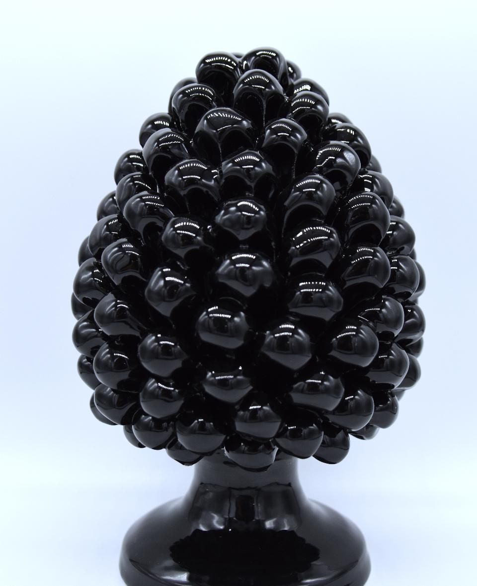 Pigna siciliana in ceramica h.20 cm colore nero Produzione artigianale di Caltagirone monocolore