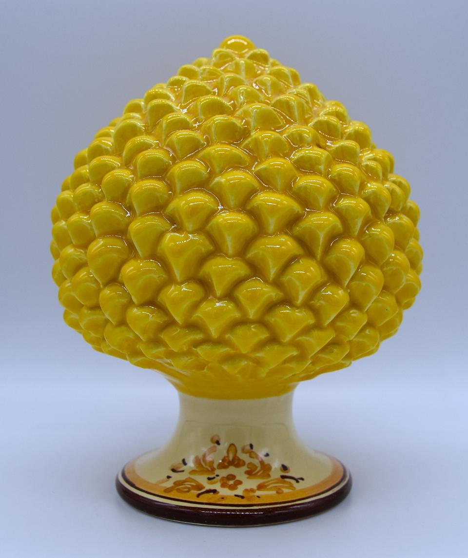 Pigna siciliana in ceramica colore giallo senape h.17 cm Produzione artigianale di Caltagirone  con piede decorato