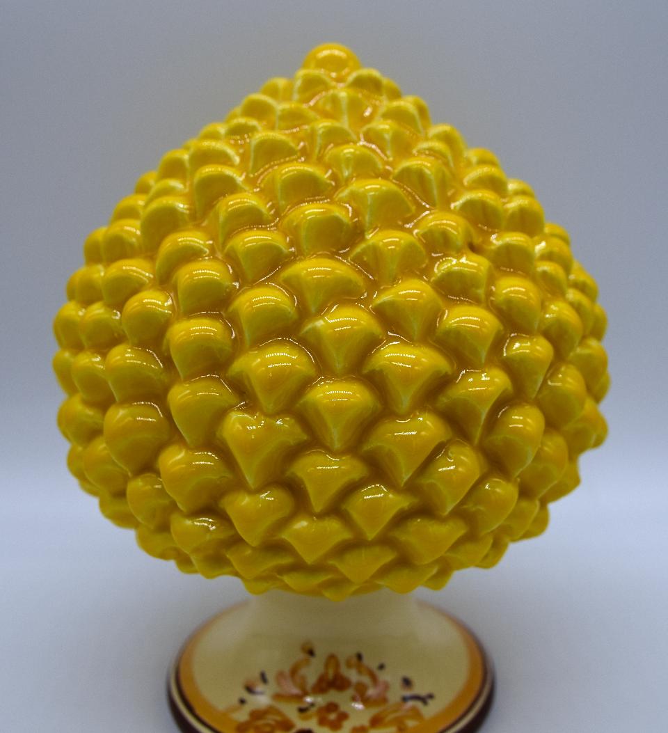 Pigna siciliana in ceramica colore giallo senape h.17 cm Produzione artigianale di Caltagirone  con piede decorato