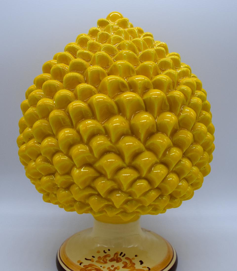 Pigna siciliana in ceramica colore giallo senape h.21 cm Produzione artigianale di Caltagirone  con piede decorato