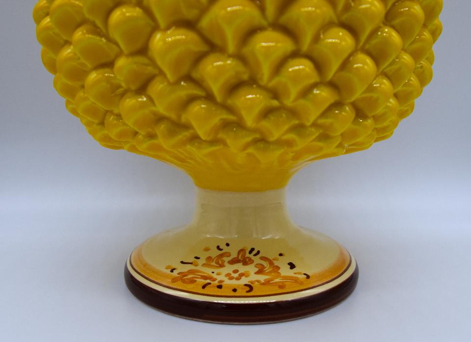 Pigna siciliana in ceramica colore giallo senape h.21 cm Produzione artigianale di Caltagirone  con piede decorato