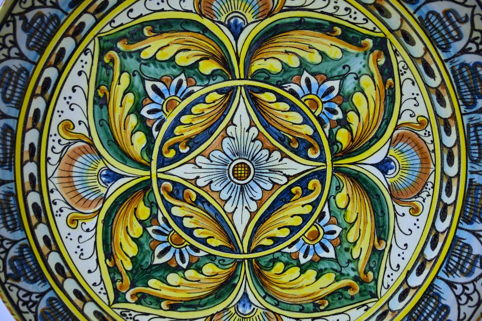 Piatto in ceramica da parete decoro barocco Produzione artigianale di Caltagirone  Diametro 55cm