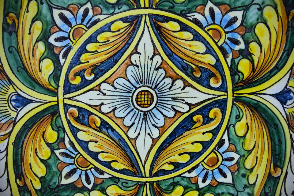 Piatto in ceramica da parete decoro barocco Produzione artigianale di Caltagirone  Diametro 55cm