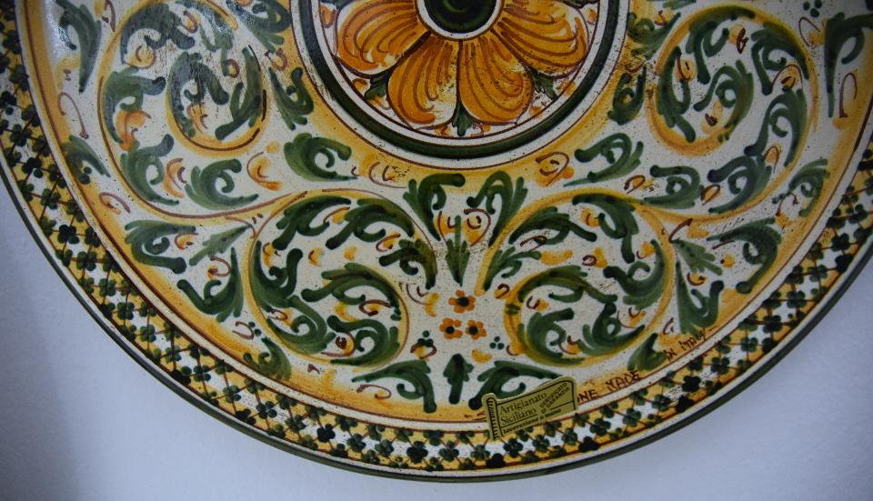 Piatto decoro floreale verde/arancio in ceramica da parete Produzione artigianale di Caltagirone  Diametro 30cm