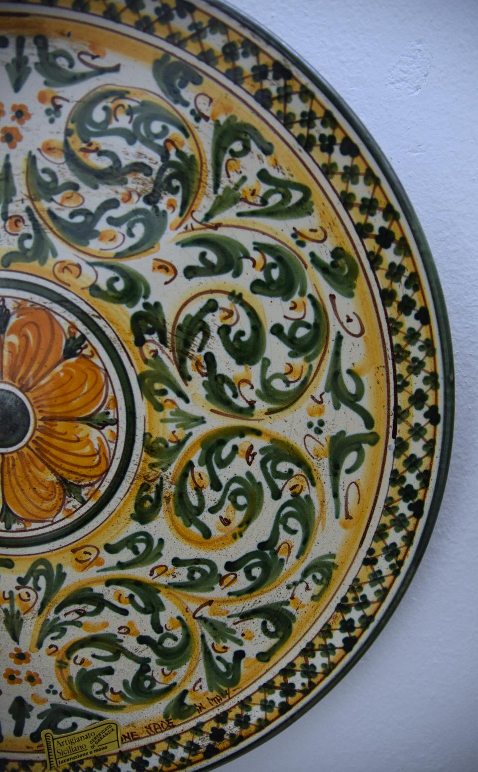 Piatto decoro floreale verde/arancio in ceramica da parete Produzione artigianale di Caltagirone  Diametro 30cm