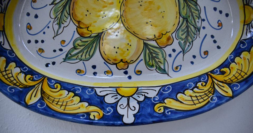 Piatto ornamentale ovale da parete con limoni Produzione artigianale di Santo Stefano di Camastra Lunghezza 40cm