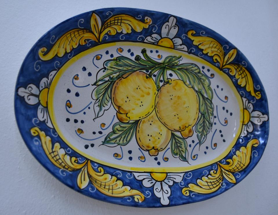 Piatto ornamentale ovale da parete con limoni Produzione artigianale di Santo Stefano di Camastra Lunghezza 40cm