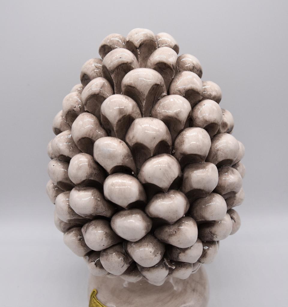 Pigna siciliana in ceramica design moderno bianca/bianco antico fumé Produzione artigianale di Caltagirone h.20 cm