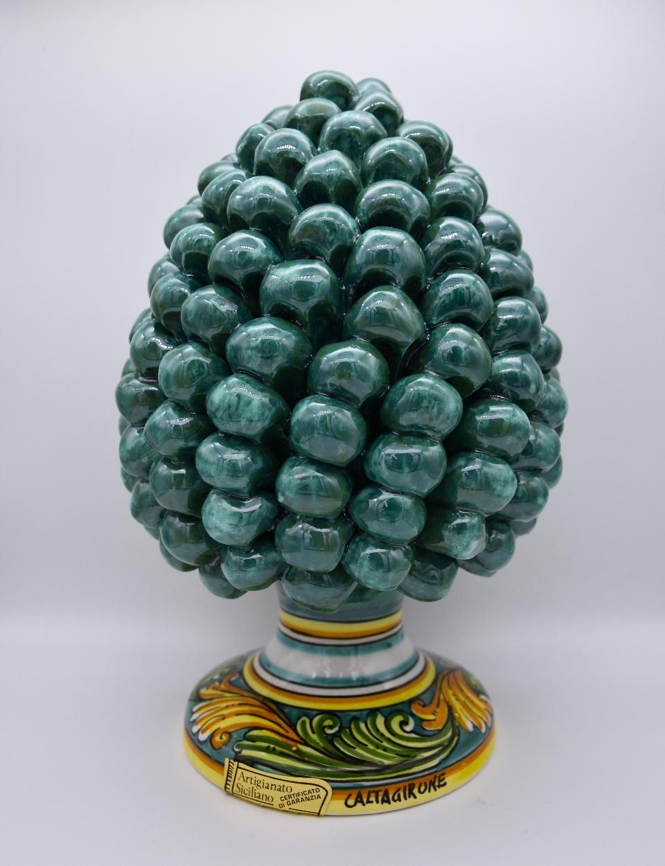Pigna siciliana in ceramica verde ramina h.25 cm Produzione artigianale di Caltagirone con base decorata