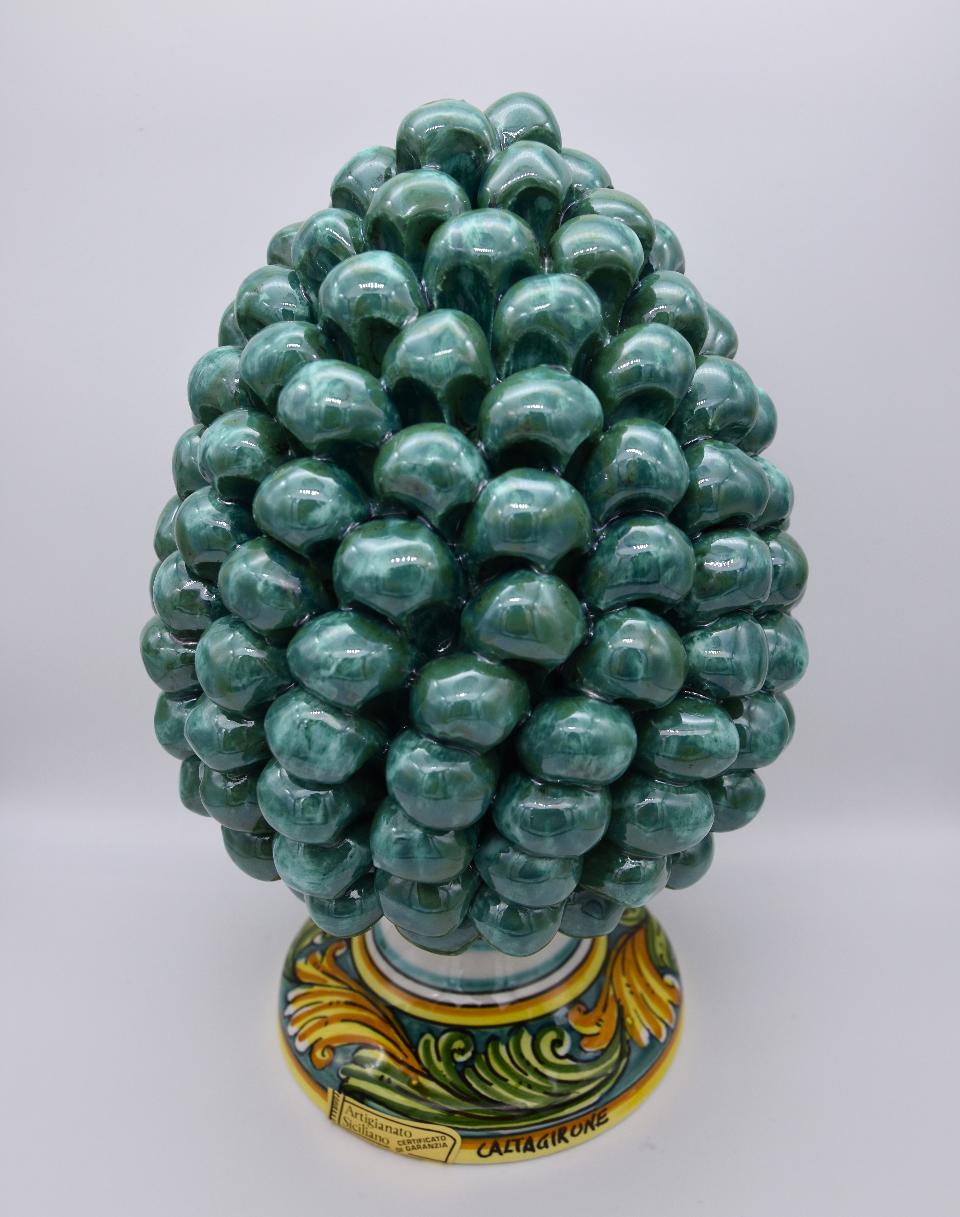 Pigna siciliana in ceramica verde ramina h.25 cm Produzione artigianale di Caltagirone con base decorata