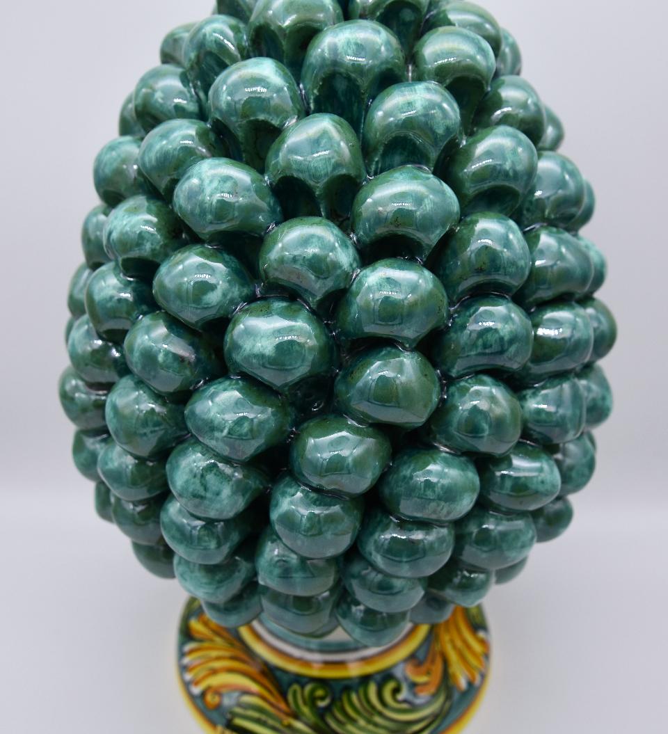 Pigna siciliana in ceramica verde ramina h.25 cm Produzione artigianale di Caltagirone con base decorata