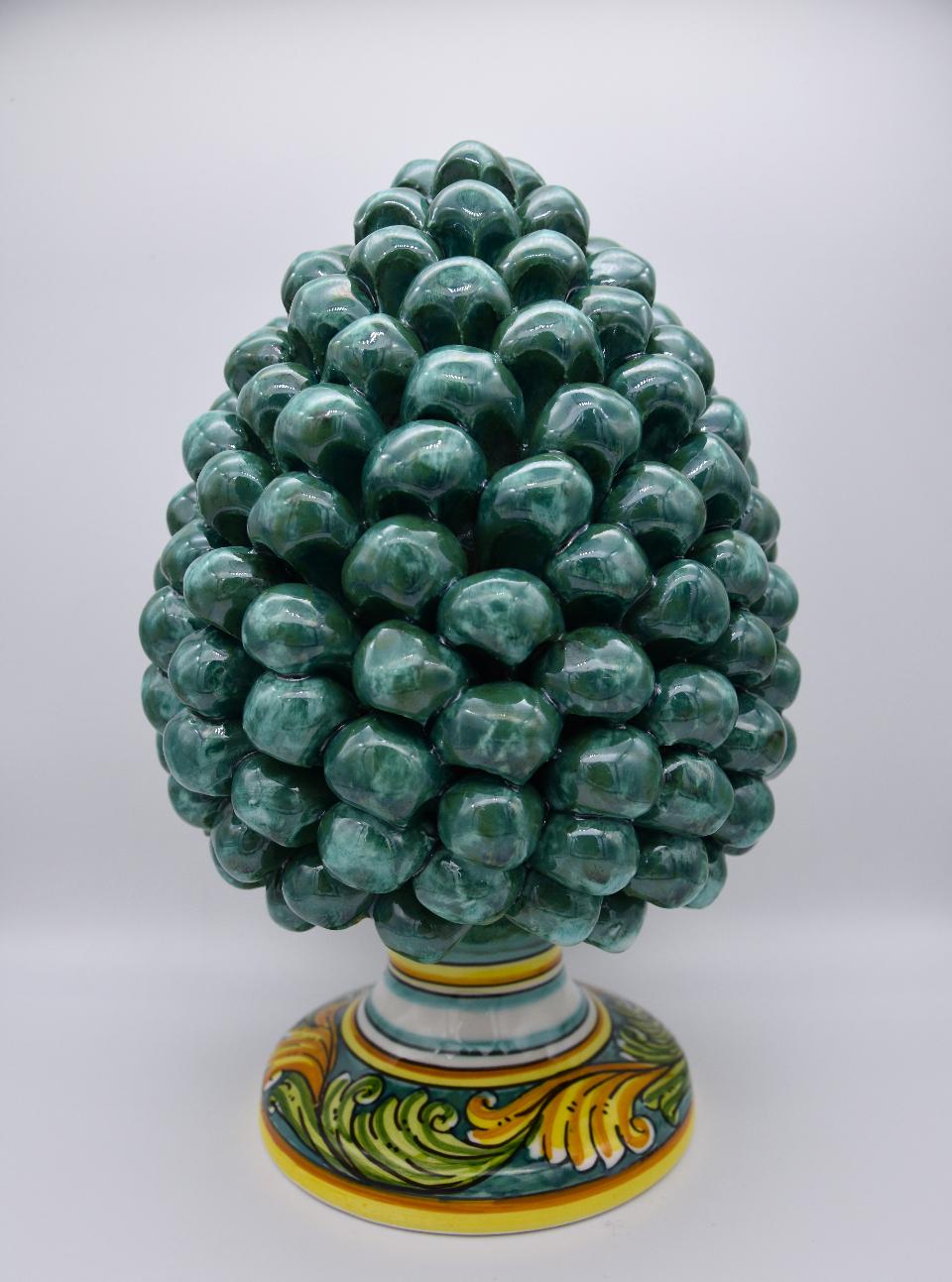 Pigna siciliana in ceramica verde ramina h.25 cm Produzione artigianale di Caltagirone con base decorata