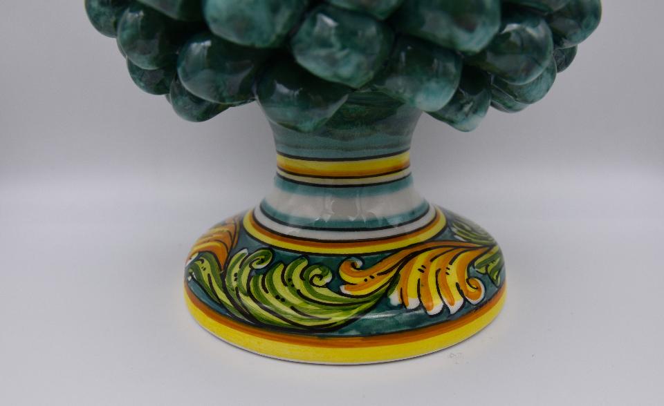 Pigna siciliana in ceramica verde ramina h.25 cm Produzione artigianale di Caltagirone con base decorata