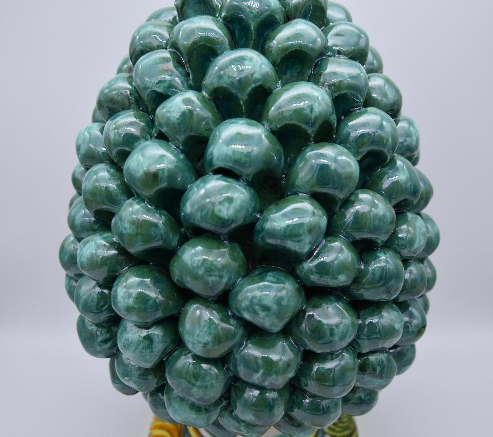 Pigna siciliana in ceramica verde ramina h.25 cm Produzione artigianale di Caltagirone con base decorata