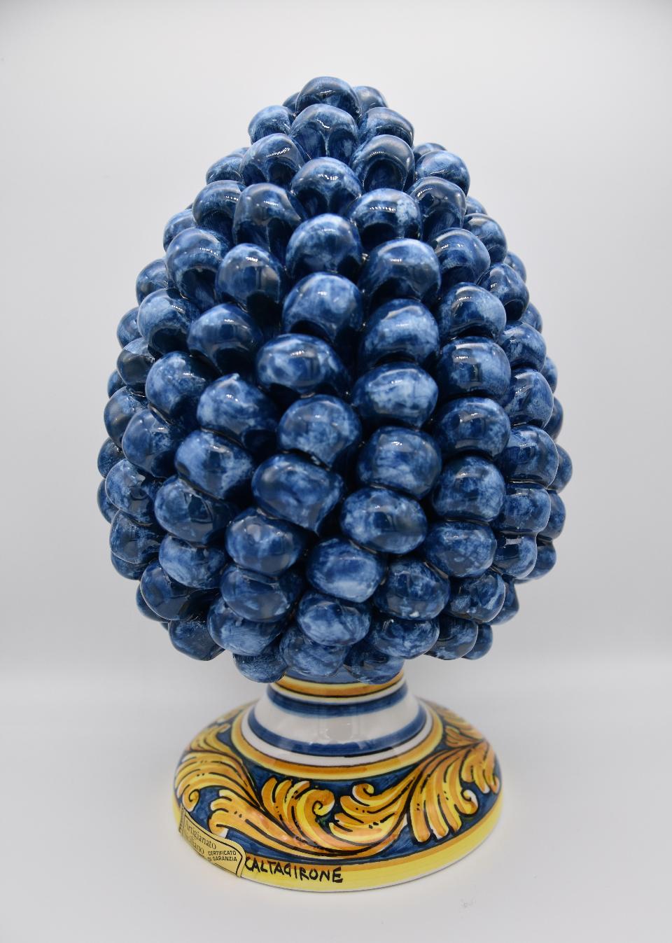 Pigna siciliana in ceramica blu antico h.25 cm Produzione artigianale di Caltagirone con base decorata