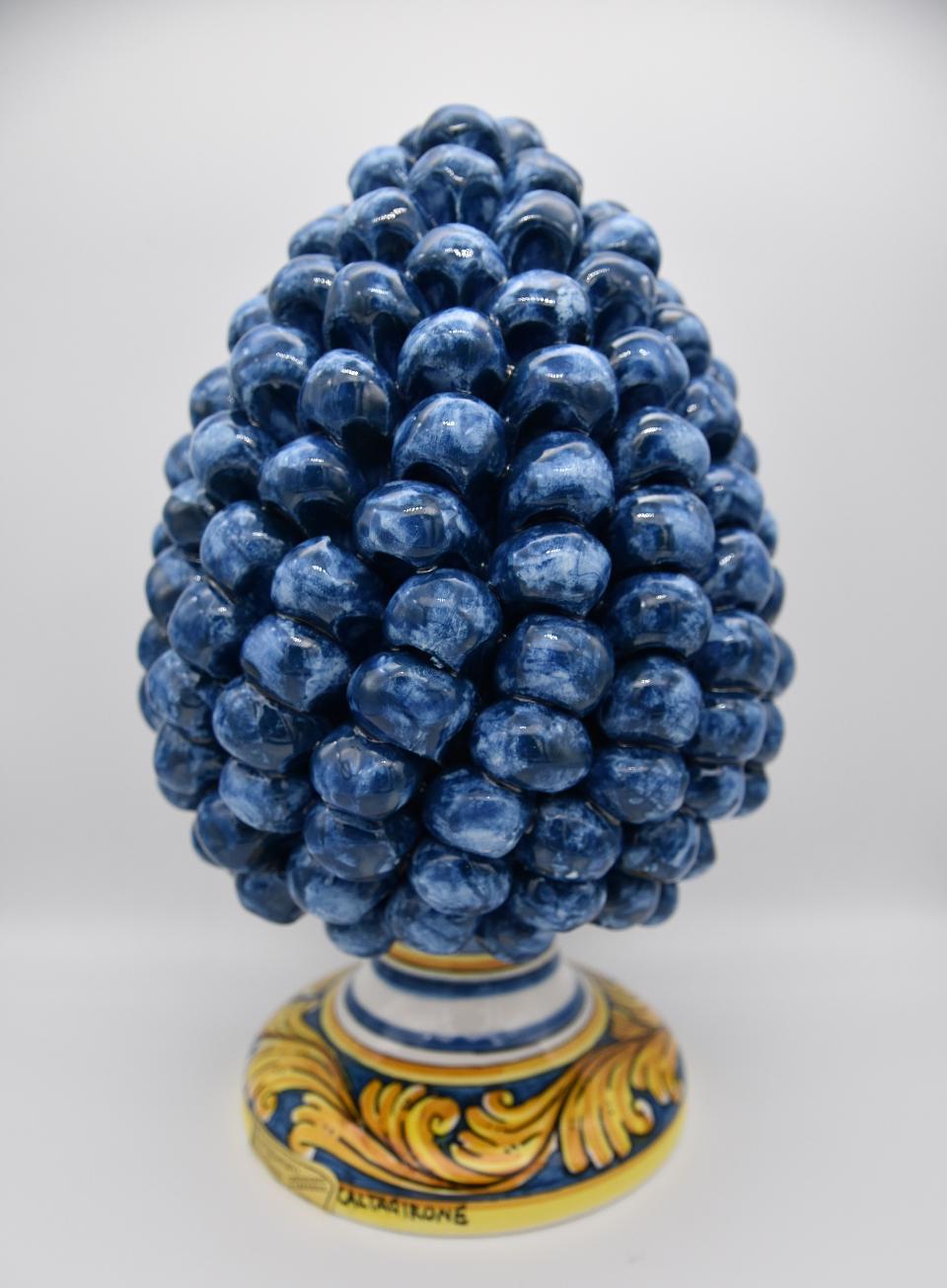 Pigna siciliana in ceramica blu antico h.25 cm Produzione artigianale di Caltagirone con base decorata