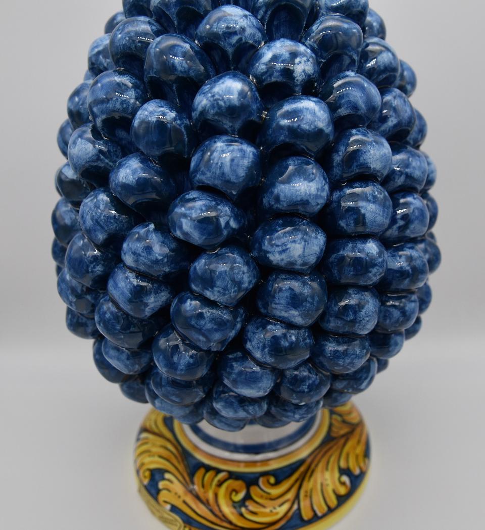 Pigna siciliana in ceramica blu antico h.25 cm Produzione artigianale di Caltagirone con base decorata