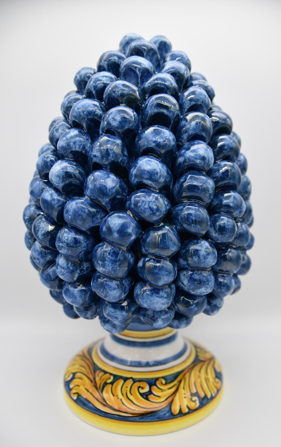 Pigna siciliana in ceramica blu antico h.25 cm Produzione artigianale di Caltagirone con base decorata