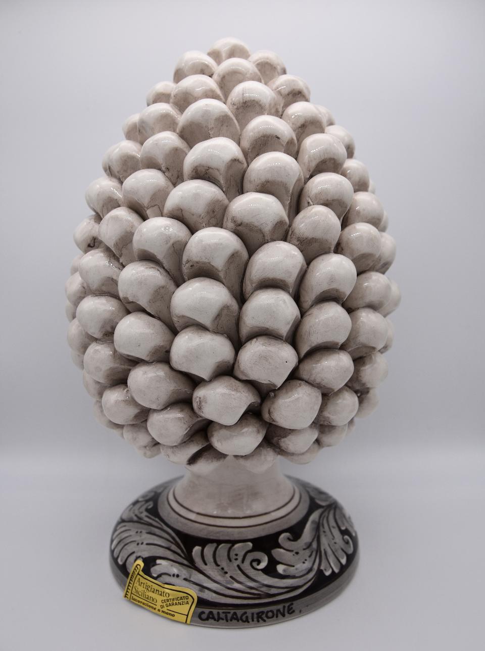 Pigna siciliana in ceramica bianco antico/fumé h.25 cm Produzione artigianale di Caltagirone con base decorata