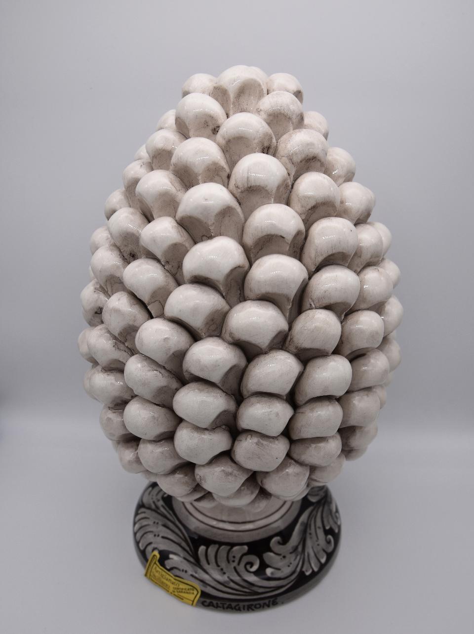 Pigna siciliana in ceramica bianco antico/fumé h.25 cm Produzione artigianale di Caltagirone con base decorata