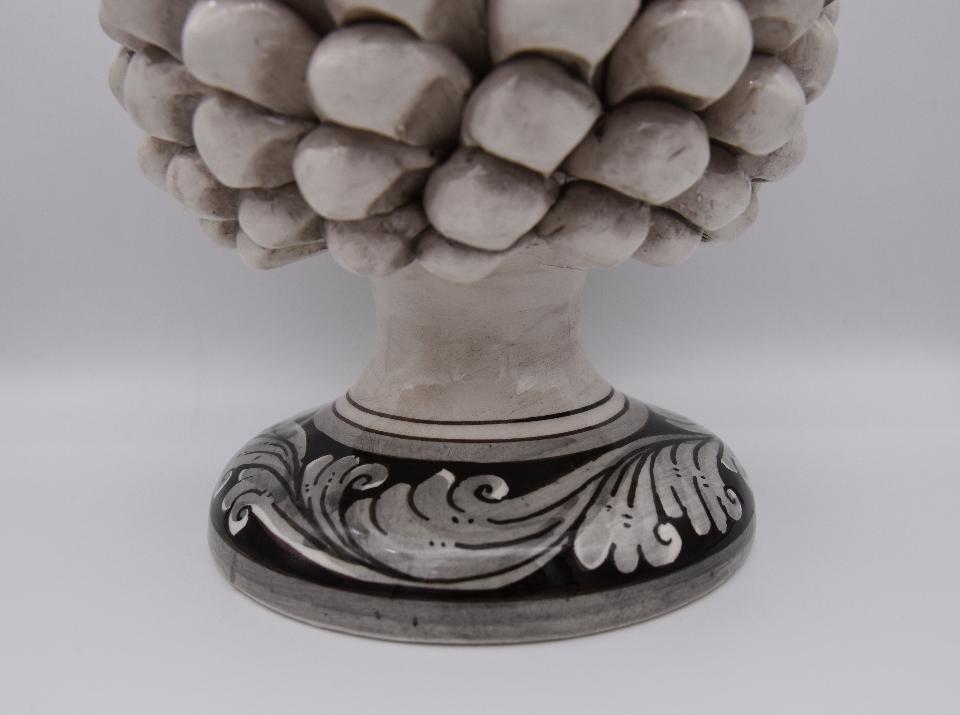 Pigna siciliana in ceramica bianco antico/fumé h.25 cm Produzione artigianale di Caltagirone con base decorata