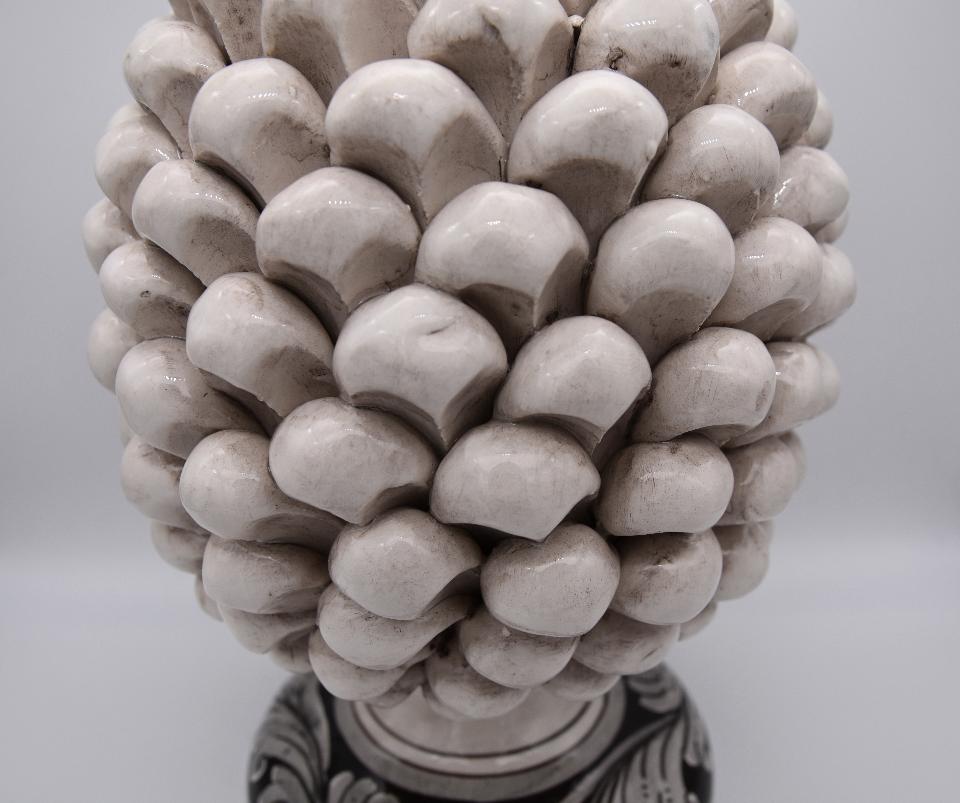 Pigna siciliana in ceramica bianco antico/fumé h.25 cm Produzione artigianale di Caltagirone con base decorata