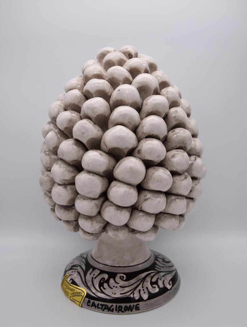 Pigna siciliana in ceramica bianco antico/fumé h.20 cm Produzione artigianale di Caltagirone con base decorata
