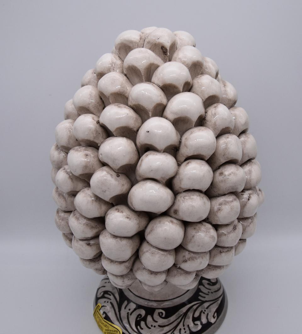 Pigna siciliana in ceramica bianco antico/fumé h.20 cm Produzione artigianale di Caltagirone con base decorata