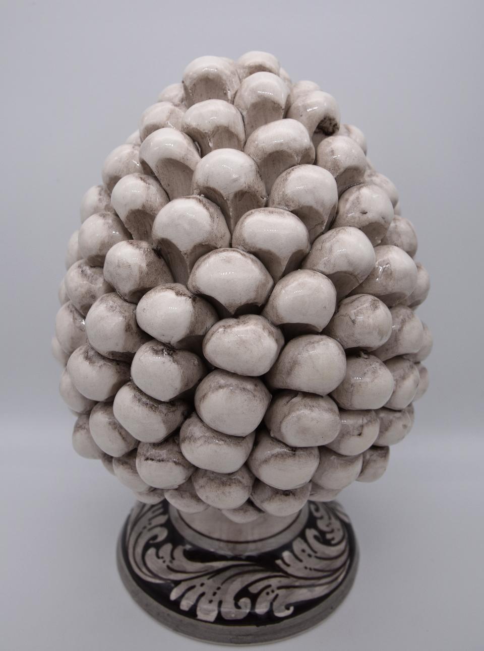Pigna siciliana in ceramica bianco antico/fumé h.20 cm Produzione artigianale di Caltagirone con base decorata