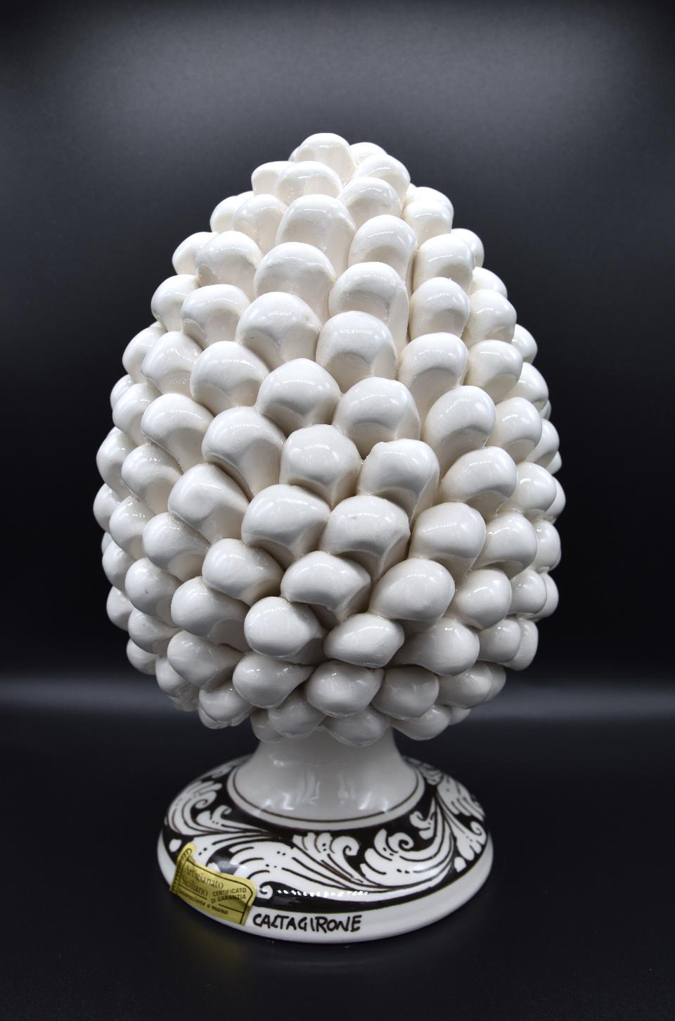 Pigna siciliana in ceramica bianco h.25cm Produzione artigianale di Caltagirone con base decorata