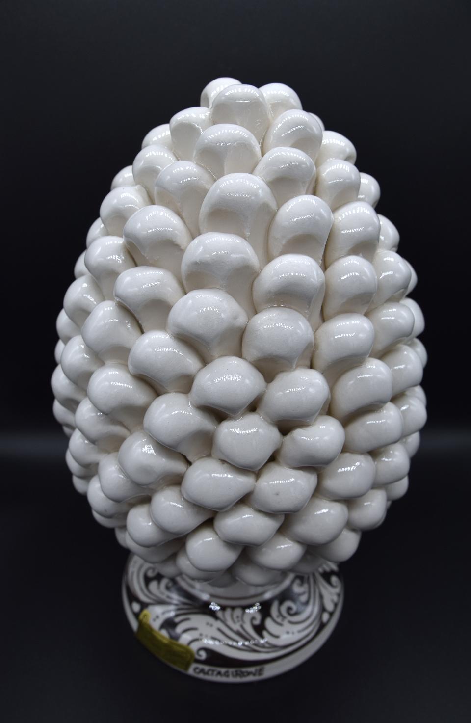 Pigna siciliana in ceramica bianco h.25cm Produzione artigianale di Caltagirone con base decorata