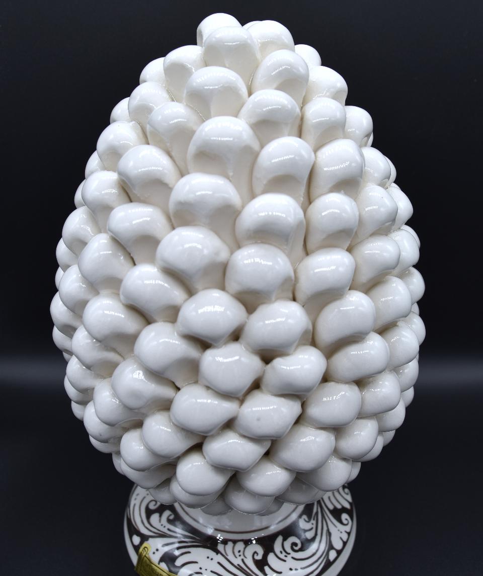 Pigna siciliana in ceramica bianco h.25cm Produzione artigianale di Caltagirone con base decorata