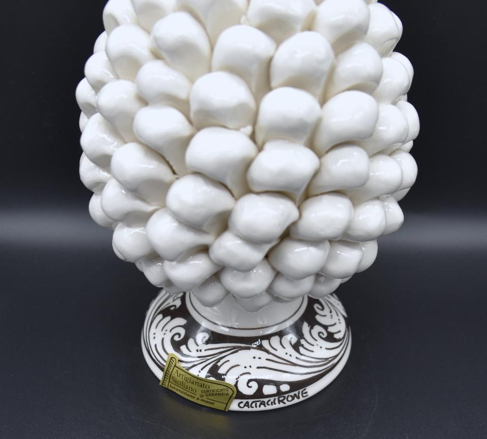 Pigna siciliana in ceramica bianca h.20 cm Produzione artigianale di Caltagirone con base decorata