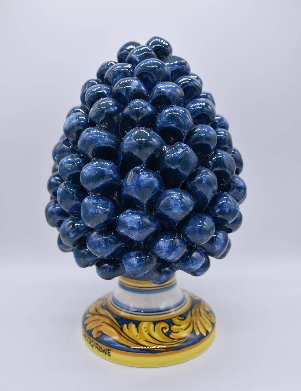 Pigna siciliana in ceramica blu antico h.20 cm Produzione artigianale di Caltagirone con base decorata