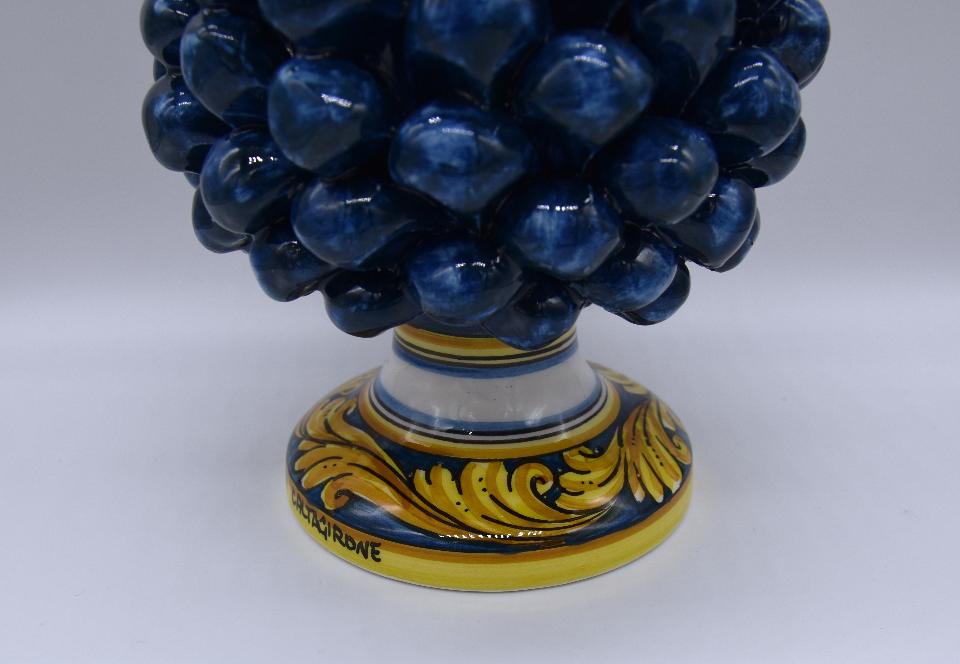 Pigna siciliana in ceramica blu antico h.20 cm Produzione artigianale di Caltagirone con base decorata