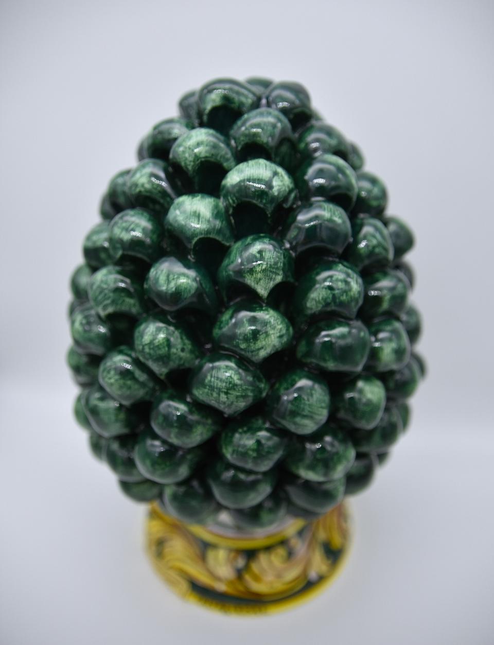 Pigna siciliana in ceramica verde bottiglia h.20 cm Produzione artigianale di Caltagirone con base decorata