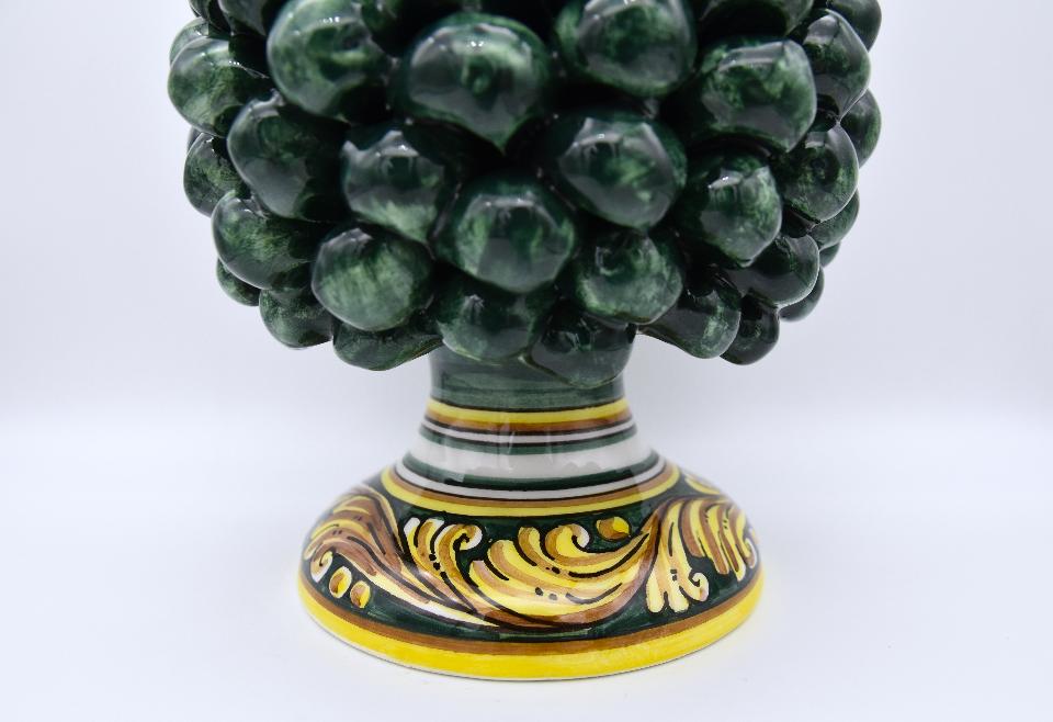 Pigna siciliana in ceramica verde bottiglia h.20 cm Produzione artigianale di Caltagirone con base decorata