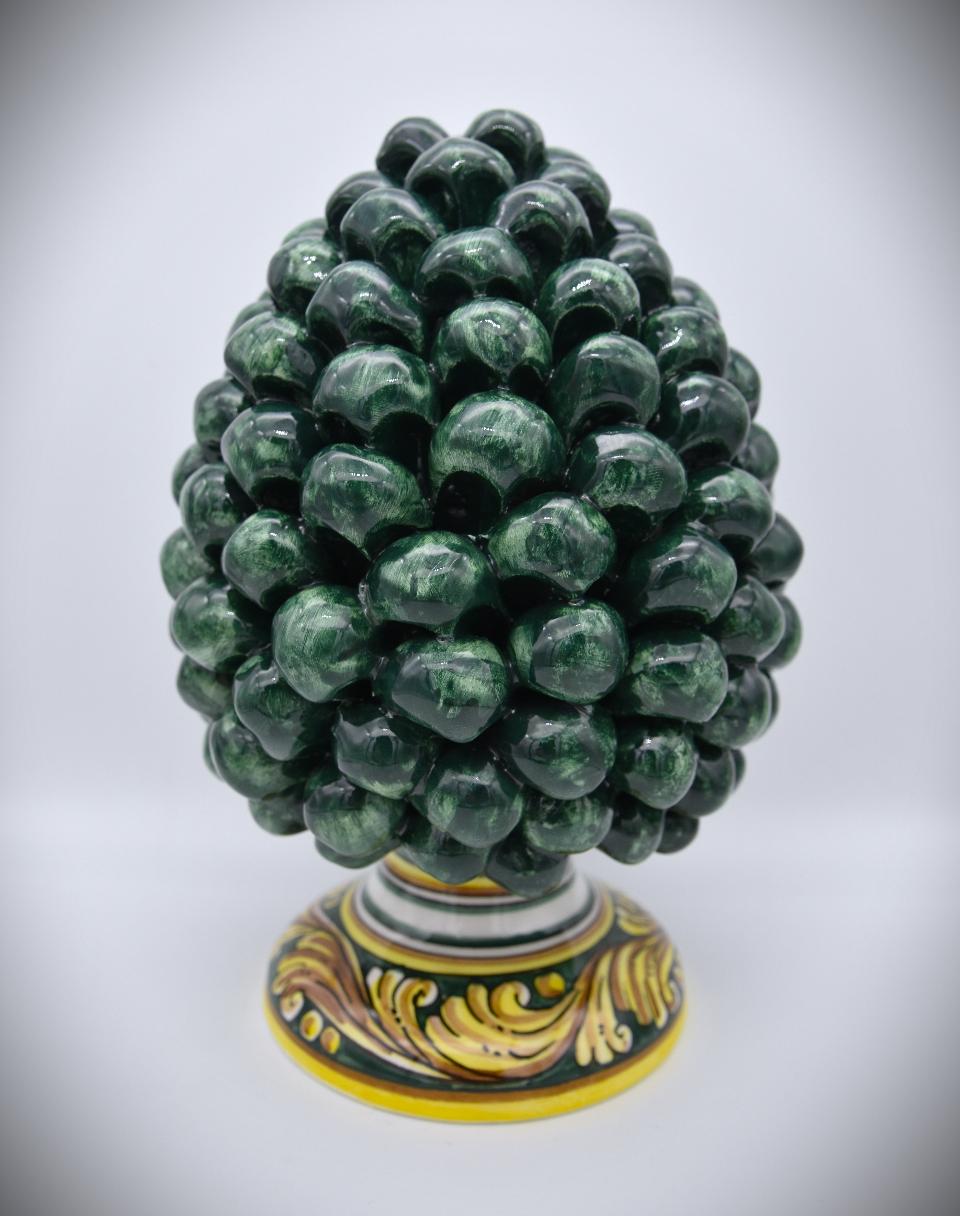 Pigna siciliana in ceramica verde bottiglia h.20 cm Produzione artigianale di Caltagirone con base decorata